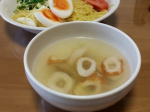 冷やし中華だけじゃ足りない献立の冷やし中華に合うスープ：おすすめの汁物：ちくわスープ