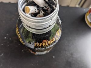 コーヒー缶の中：蚊が卵を産む場所