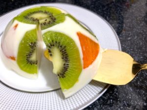 簡単な子供の保育園の七夕デザート：キウイと柿の寒天ゼリー