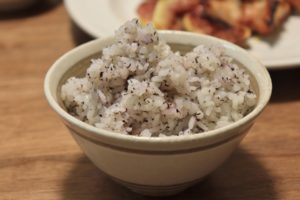 カレイの干物に合う主食のご飯：焼き魚と干物の日のご飯ものは「ゆかりご飯」