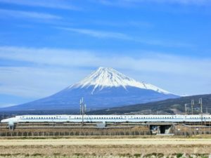 新幹線の混雑する席：人気があるのは富士山が見える山側