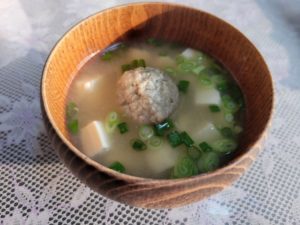 エビチリに合うスープ：つみれ団子のスープ