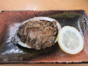 お盆の豪華な貝料理：アワビの姿焼き