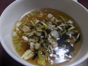 タコライスに合うスープ：ネギ＋ワカメスープ