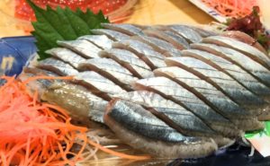 秋の味覚を感じる料理：人気の秋レシピ⇒２０代・３０代＝さんまの刺身とお寿司