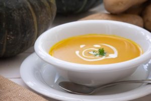 ハロウィン献立のスープ：ホロホロお化けの生クリーム＋パンプキンスープ