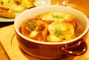 寒い日の夕飯に子供が喜ぶ簡単なメニュー⇒オニオングラタンスープ