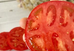 栄養士おすすめのコロッケ献立：子供が喜ぶ輪切りの冷やしトマト