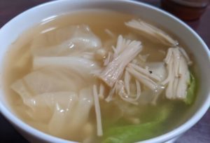 麻婆豆腐の献立のスープ：栄養バランスアップのキノコ類＝エノキ＋白菜スープ