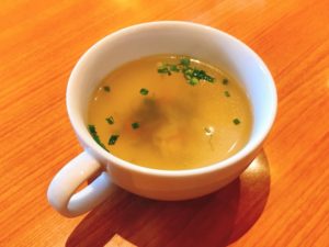 ミートソースパスタに合うスープ：コンソメスープ：具材⇒人参、大根が栄養バランスアップにおすすめの野菜