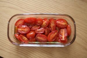 栄養士おすすめのコロッケ献立：彼氏ご飯のトマトのオリーブオイル漬け
