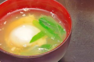 子供の生姜焼き献立：おすすめの付け合わせは「落とし卵の味噌汁」が簡単レシピ