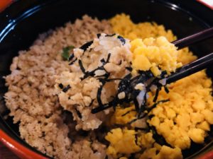 焼き鳥に合う主食のご飯は『国技館の相撲弁当⇒そぼろご飯』が昔から定番のレシピ
